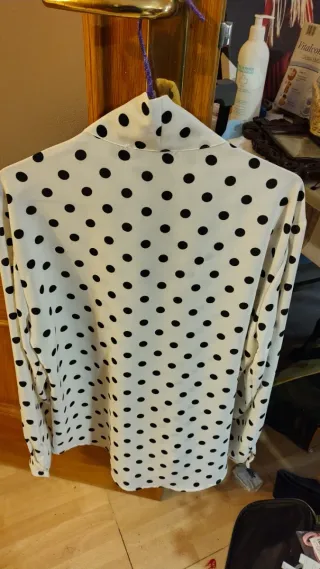 Camisa lunares blanca y negra nueva