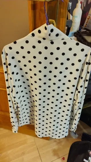 Camisa lunares blanca y negra nueva