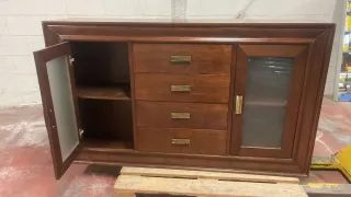 Mueble aparador madera con puertas de cristal