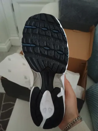 Zapatilla New Balance 530 Plata y Blanca.