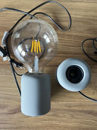 Lámpara de mesilla gris