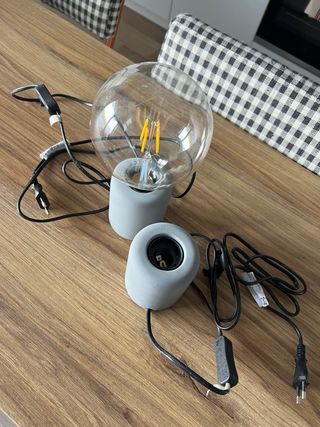 Lámpara de mesilla gris