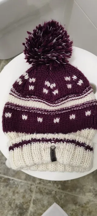Cappello invernale pompon beige e viola
