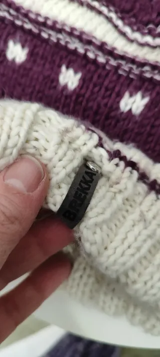 Cappello invernale pompon beige e viola