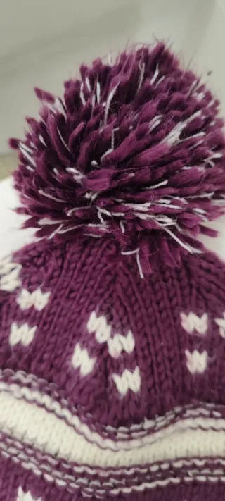 Cappello invernale pompon beige e viola