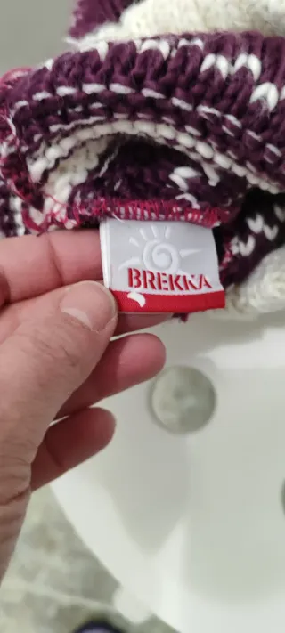 Cappello invernale pompon beige e viola