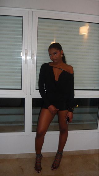 Vestido elegante negro sin espalda