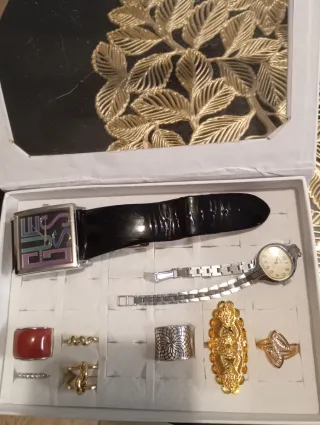 Reloj Guess y uno mecanico, y Anillos Varios