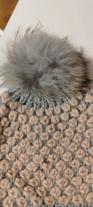 Cappello lana con pompon grigio e rosa