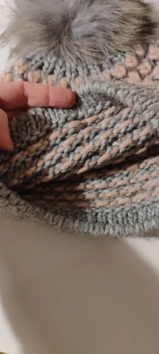Cappello lana con pompon grigio e rosa