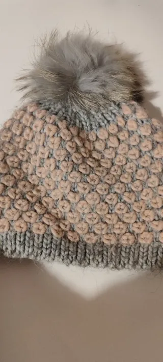 Cappello lana con pompon grigio e rosa