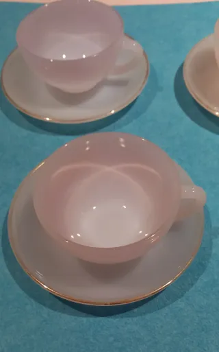 Cuatro tazas con plato años 80 varios colores.
