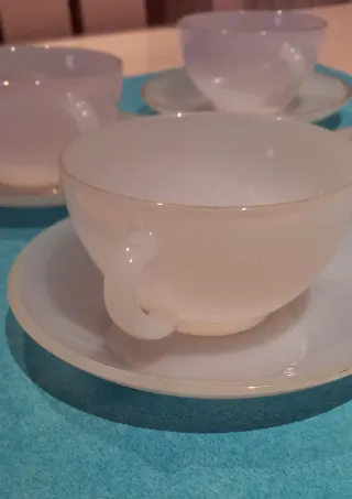 Cuatro tazas con plato años 80 varios colores.