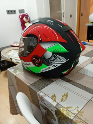 Casco de moto integral diseño deportivo