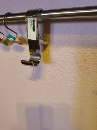 Percha metálica extensible y ajustable