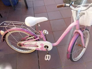 Bicicleta infantil rosa con cesta