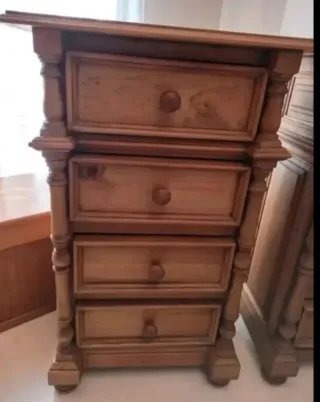 Mesa auxiliar de madera