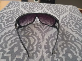 Gafas de sol Dolce & Gabbana negras y moradas.