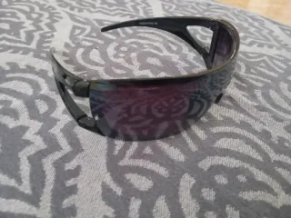 Gafas de sol Dolce & Gabbana negras y moradas.