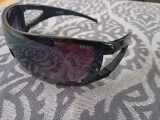 Gafas de sol Dolce & Gabbana negras y moradas.