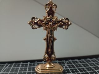 CRUCIFIJO DE MESA 8 CM ROJO Y DORADO
