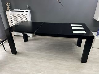 Mesa de comedor/salón negra y blanca.