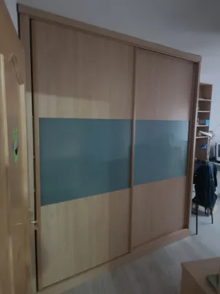 Armario puertas correderas madera y cristal