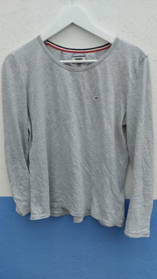 Polo Tommy  Gris de manga larga.