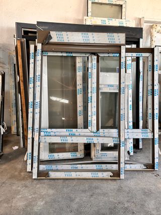 Ventana doble fijo bronce con cajón persiana.