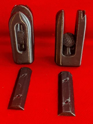 Due Appendi asciugamani e strofinacci.