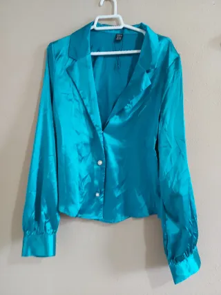 Blusa azul verdoso con botón joya