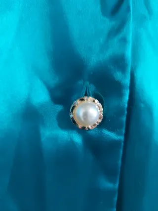 Blusa azul verdoso con botón joya