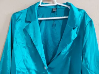 Blusa azul verdoso con botón joya