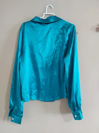 Blusa azul verdoso con botón joya