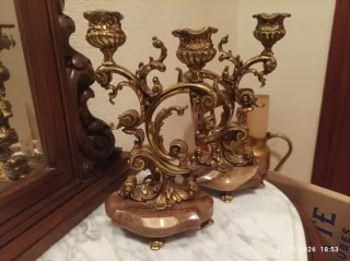 Candelabros antiguos de metal y piedra