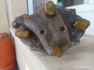 Candelabros antiguos de metal y piedra