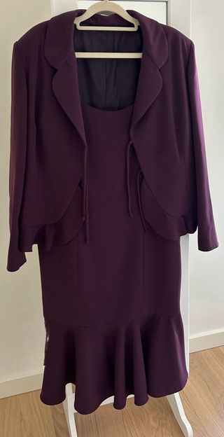 Conjunto chaqueta y vestido morado