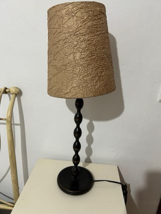 Mesita de noche beige con puerta y lamparita