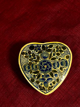 Scatola a forma di cuore decorata