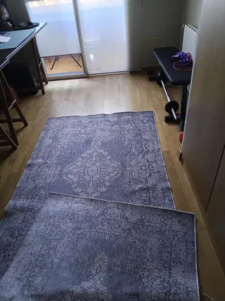 Alfombra gris plata y azul.