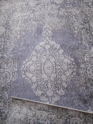 Alfombra gris plata y azul.
