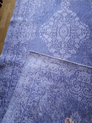 Alfombra gris plata y azul.