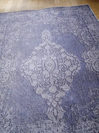 Alfombra gris plata y azul.