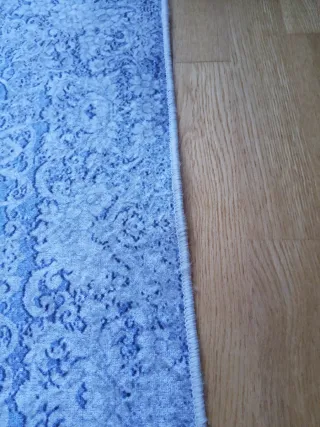 Alfombra gris plata y azul.