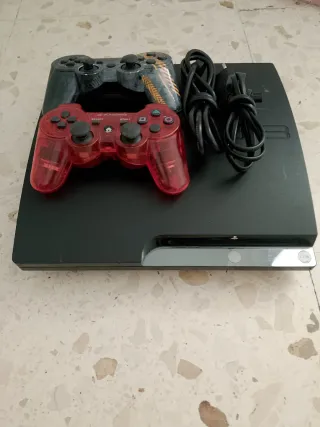 Consola PS3 con 2 mandos y cables