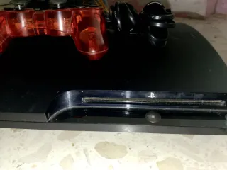 Consola PS3 con 2 mandos y cables