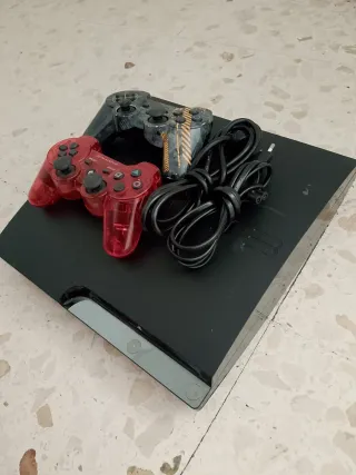 Consola PS3 con 2 mandos y cables