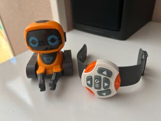 Robot Juguete Naranja con Mando