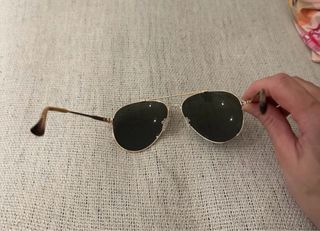 Gafas de sol aviador doradas y fundas