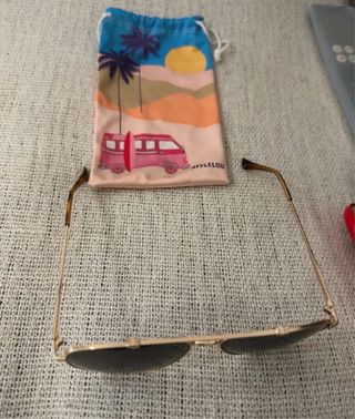 Gafas de sol aviador doradas y fundas